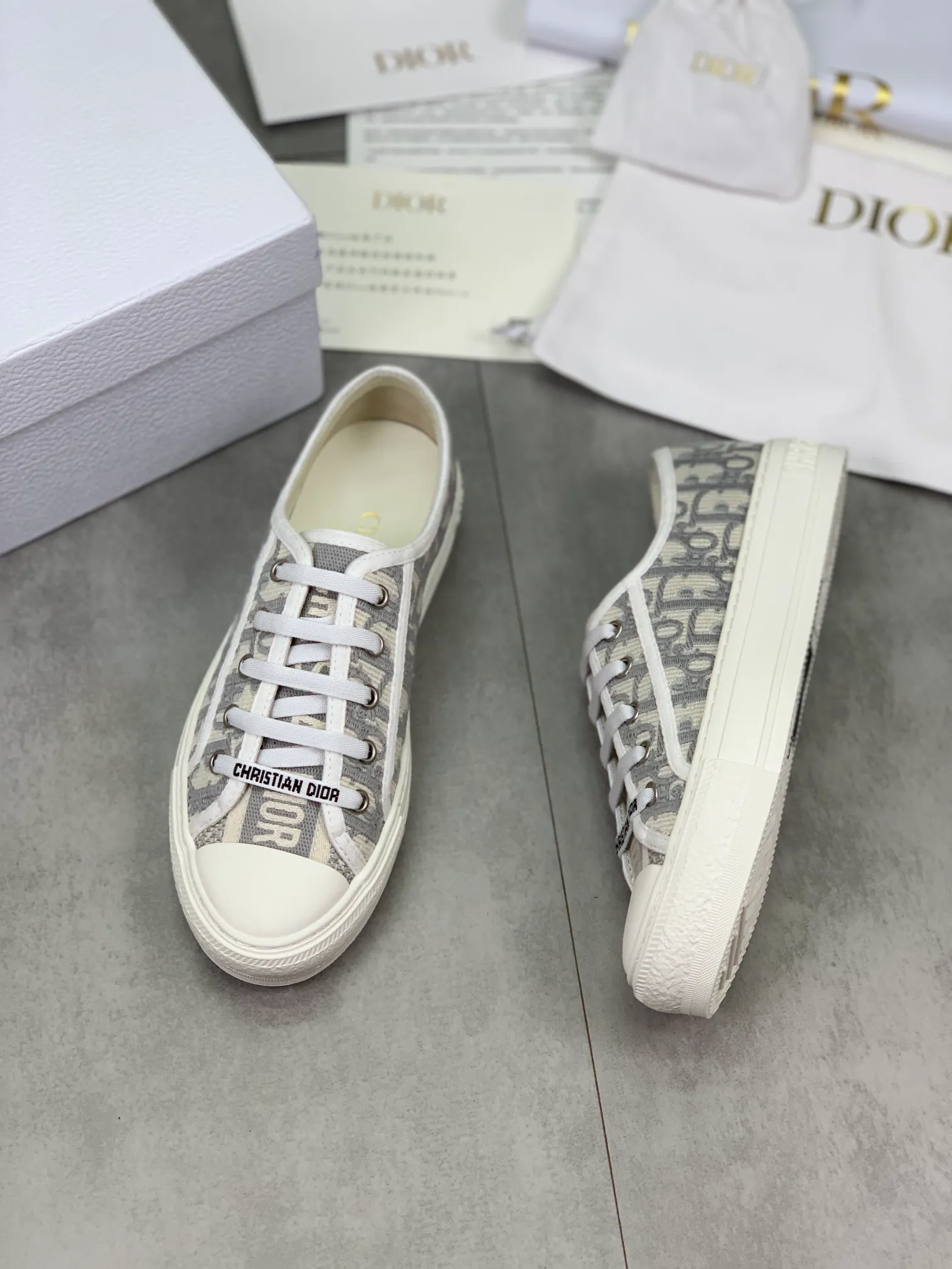 👟👟Ex-factory price 480👟👟 Dior2022 spring, summer, autumn and winter latest upgraded version of casual lace-up classic embroidered sneakers, the same style of flat-bottomed round-toe women's shoes for all seasons. It took more than two months to finally reproduce it perfectly. We made every detail exactly the same as the original. We decisively keep our own style when shipping. How can beauties who like sports not keep it for themselves? Multiple craftsmanship, original Italian imported original embroidered woven fabrics, original customized T👟👟 ex-factory price U outsole. On the surface it seems simple and has no technical content, but in fact it is quite a test of the technical operation of the master Luo Di. The market's top quality is welcome to compare, any details are unconditional 👟👟Ex-factory price K. There are pictures and the truth. Today's Internet celebrities and foreign stars are buying it one after another! Fully responsible for dressing in spring, summer, autumn and winter. All aspects of the original disassembly and materials are exclusively molded and customized, 🎗shoelace molding, hardware molding, outsole molding, even the feet are molded, the original order is made to order, and the original bronze hardware is compared to the original, not a common imitation in the market. It will be full of surprises the moment you get it! The perfect genuine version, you can go in and out of the counter at will. Fabric: Original imported embroidered woven fabric from Italy. Lining: Imported original water-dyed cowhide. Feet: Imported original water-dyed cowhide. Outsole: Original molded T👟👟Ex-factory price U bottom. Size: 35-39 (34.40.41.42 customized, non-refundable)